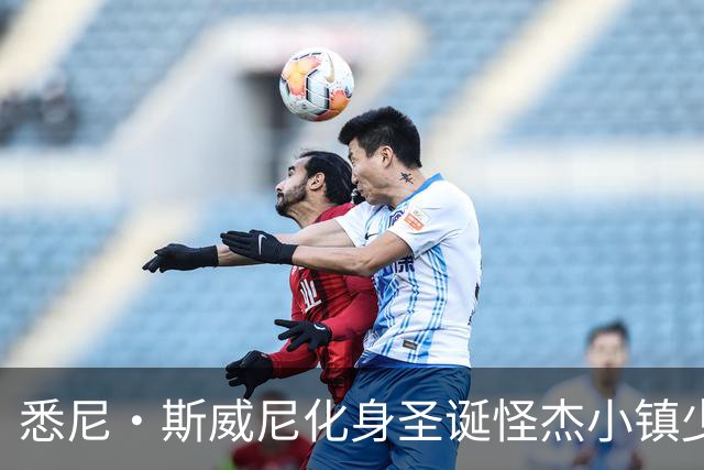 悉尼·斯威尼化身圣诞怪杰小镇少女，内衣广告提前过节